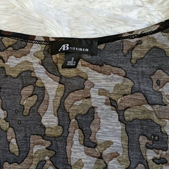 🔥$1 Bundled AB Studio Camo Wrap Top - Picture 2 of 4